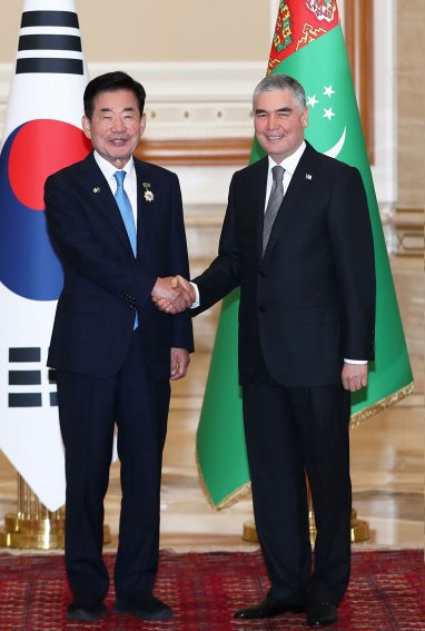 Гурбангулы Бердымухамедов обсудил с главой парламента Кореи перспективы сотрудничества