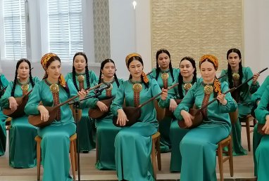 При Туркменской национальной консерватории создан ансамбль девушек-бахши