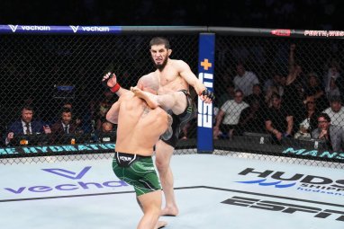 Islam Makhachev defeated Alexander Volkanovsky by decision of the judges and defended the UFC lightweight title
