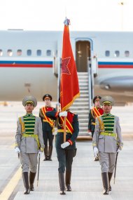 Fotoreportaž: Russiýa Federasiýasynyň wekiliýeti 748-nji atyjylyk polkunyň söweşjeň baýdagyny Türkmenistana getirdi