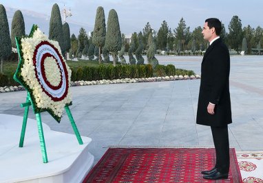 Türkmenistan Cumhurbaşkanı Tarafsızlık Anıtı'ndaki çelenk bırakma törenine katıldı