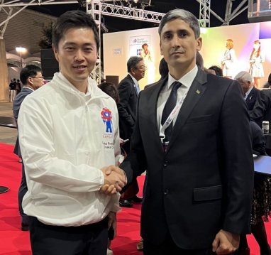 Türkmen diplomaty Osaka prefekturasynyň gubernatory bilen duşuşdy