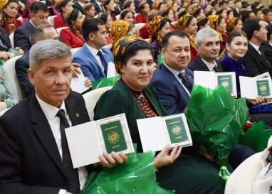 Türkmenistanyň raýatlygyna kabul edilenlere pasportlar gowşuryldy