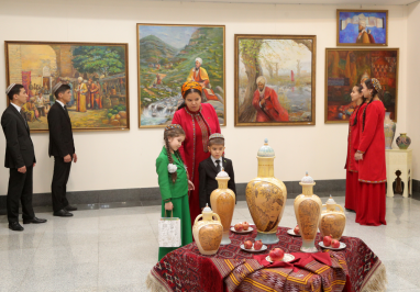 В академии художеств Туркменистана состоялось открытие конкурсной выставки