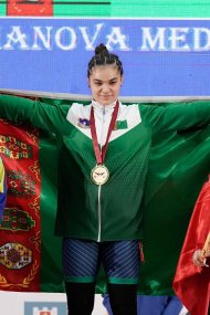 Туркменская тяжелоатлетка Медине Аманова стала чемпионкой мира среди девушек не старше 17 лет с тремя золотыми медалями