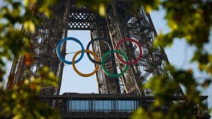 Olimpiyat halkaları Eyfel Kulesi’ne yerleştirildi