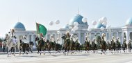 Fotoreportaž: Aşgabatda Türkmenistanyň Ýaragly Güýçleriniň dabaraly harby ýörişi geçirildi