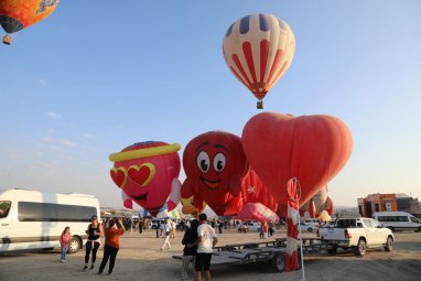 22 воздушных шара необычной формы поднялись в небо Каппадокии