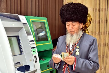 В Туркменистане готовятся ввести персональные пенсии за особые заслуги перед страной