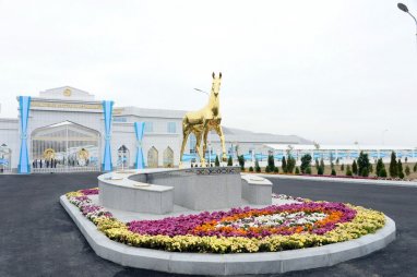 В честь Праздника урожая в Туркменистане открыли новую конюшню