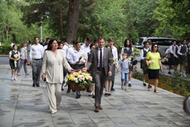 В Ашхабаде состоялось возложение цветов к памятнику Пушкину