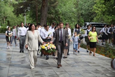 Flowers were laid at the Pushkin monument in Ashgabat