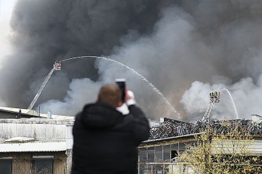 В Гамбурге эвакуируют жителей ряда районов из-за пожара на складах