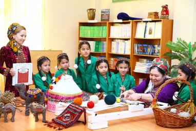 В школе Ашхабада проведена встреча, посвященная  туркменским национальным ремеслам