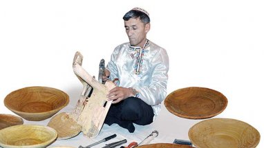 Школьный учитель из Туркменистана увлекается изготовлением сёдел для лошадей