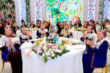 В Ашхабаде состоялось торжество по случаю празднования Международного женского дня