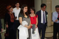 Fotoreportaž: Ylymlar gününe gelen professorlar we alymlarym Türkmenistanyň haly muzeyine sapary