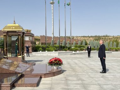 Беглов возложил цветы к мемориальному комплексу «Народная память» в Ашхабаде