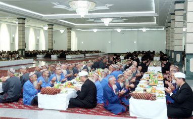 В Туркменистане дали праздничный садака по случаю начала строительства второй очереди города Аркадаг