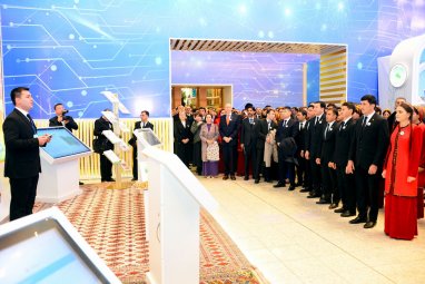 В Туркменистане заслуги молодежи отметили высокими государственными наградами