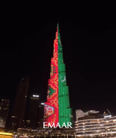 Небоскреб Бурдж-Халифа в Дубае подсветили в цвета туркменского флага
