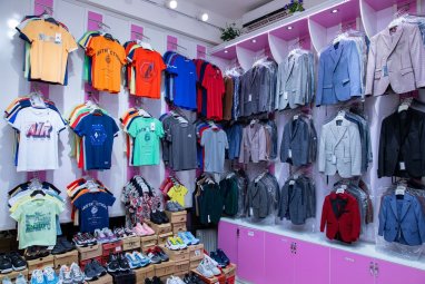 Магазин одежды для мальчиков в Ашхабаде представляет широкий ассортимент весенней и летней одежды