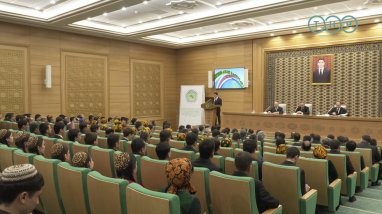 В Ашхабаде прошла конференция по случаю 30-летия туркменского маната