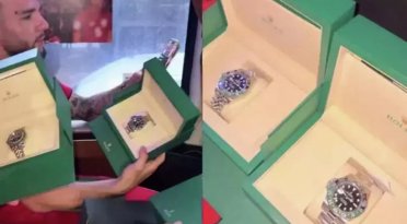Indonesian President awarded national football players with Rolex watches