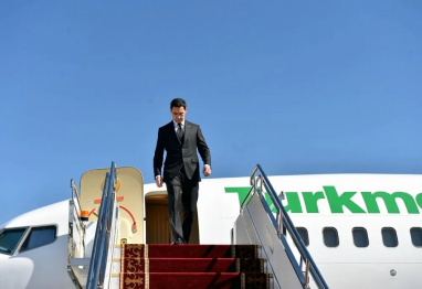 Президент Туркменистана вернулся в Ашхабад после рабочего визита в Санкт-Петербург