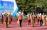 На площади перед Госцирком Туркменистана прошёл концерт 