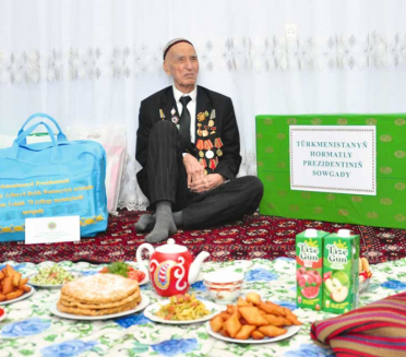 В Туркменистане ветеранам ВОВ вручили подарки 