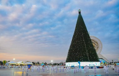 Aşkabat'taki büyük Yeni Yıl ağacı, BDT'deki en uzun Yılbaşı ağacı oldu