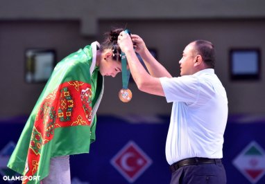 Тяжелоатлеты Туркменистана завоевали пять медалей юношеского (U-17) Открытого чемпионата Центральной Азии