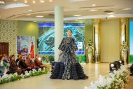 Aşkabat Moda Evi'nde önde gelen ulusal tasarımcıların kadın kıyafetlerinden oluşan bir gösteri düzenlendi