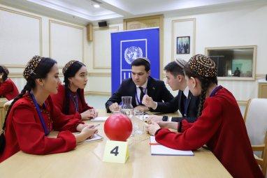 ПРООН организовала для студентов Туркменистана брейн-ринг, посвященный женщинам-учёным