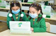 Фоторепортаж: Ашхабадские первоклассники получили в подарок на Новый год компьютеры от Президента Туркменистана
