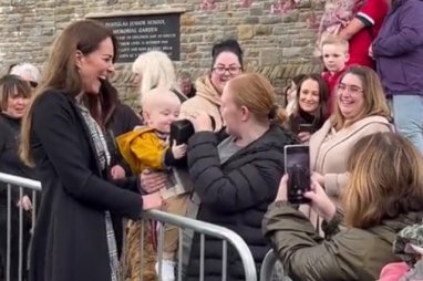 1-year-old kid steals Kate Middleton of bag