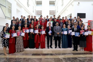 В Туркменистане наградили молодых послов ЦУР
