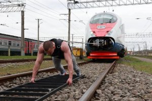 Russian athlete moved the Sapsan train weighing 650 tons