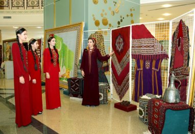 В туркменском вузе была организована Неделя выставок