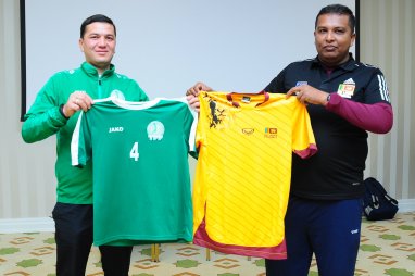 Photo report: Meeting of representatives of the national teams of Turkmenistan and Sri Lanka before the match of WCQ 2022