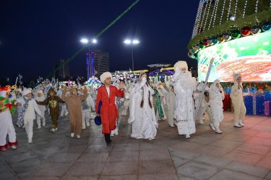 15 Aralık'ta Türkmenistan'ın büyük Yeni Yıl ağacı aydınlatılacak