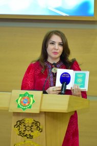 Türkmenistanyň raýatlygyna kabul edilen adamlara pasport gowşurylyş dabarasyndan fotoreportaž