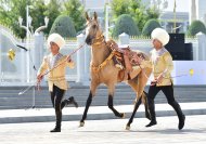 Fotoreportaž: Aşgabatda Türkmenistanyň Ýaragly Güýçleriniň dabaraly harby ýörişi geçirildi
