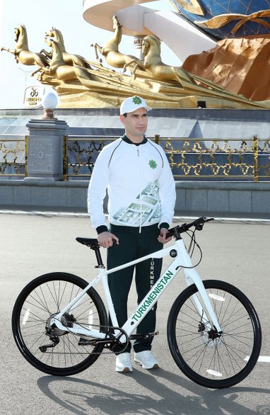 Сердар Бердымухамедов принял участие в массовом велопробеге по случаю Всемирного дня велосипеда