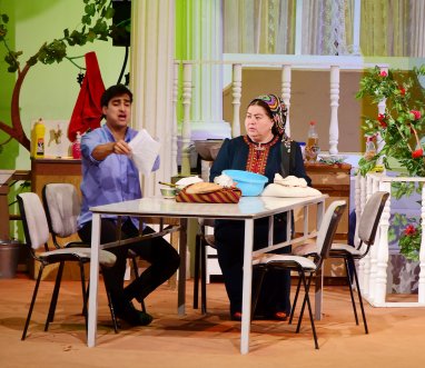 Fotoreportaž: Türkmenistanyň Alp Arslan adyndaky milli drama teatrynda «Näzli dildarym» atly sahna eseri görkezildi