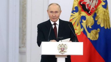 Putin Russiýanyň güni bilen bagly 2023-nji ýyl üçin döwlet baýraklaryny gowşurdy