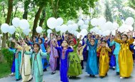 Фоторепортаж: В Туркменистане массово и празднично отметили Международный день защиты детей