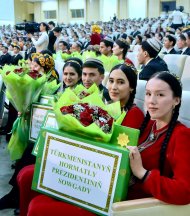 Fotoreportaž: Türkmenistanda ýaş alymlaryň arasynda geçirilýän bäsleşigiň ýeňijilerine baýraklar gowşuryldy