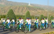Photoreport: President of Turkmenistan unveils Bicycle monument and takes part in mass bike ride